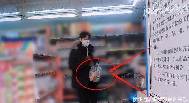 弹幕|王俊凯刘昊然董子健下馆子,处理剩菜的方式,让弹幕都开始沸腾了