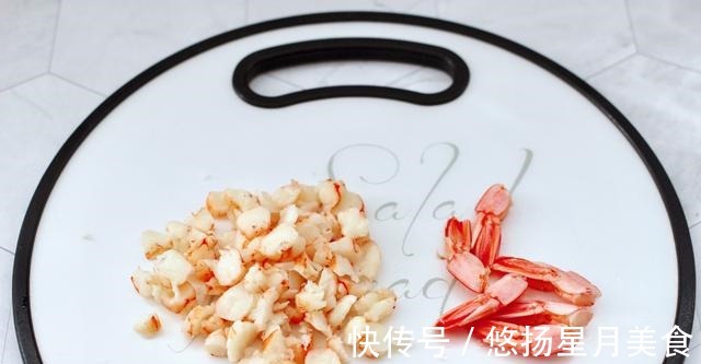 外表|外表极具吸引力的香椿鲜虾饭团,口感软糯入味,散发着淡淡的清香!