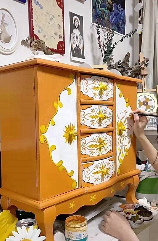 小姐姐!美术生改造“旧桌子”,起初被吐槽作妖,看到结局:买不起的艺术品