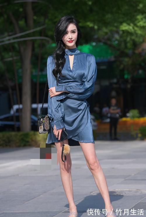 精致 美艳精致的美女,蓝色真丝连衣裙,凸显高贵气质