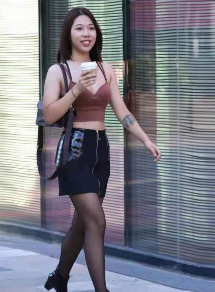 地精们 吊带搭配皮黑丝短裙,俏皮可爱,层次分明