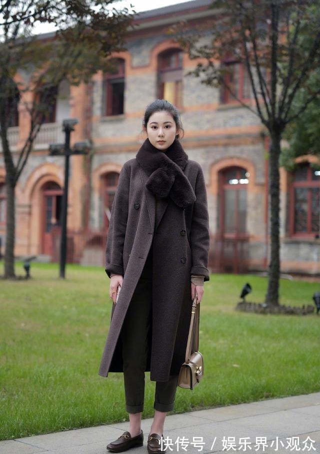 小脚裤 衣服穿不对，显胖又累赘！过年入手“大衣+长裤”，显瘦还很时髦！