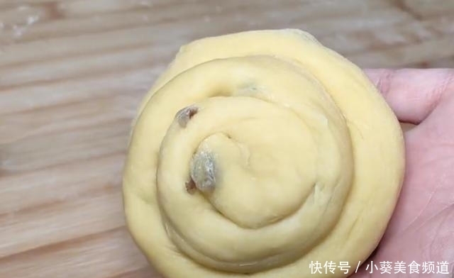 面粉里加3个鸡蛋,不用烤不用烙,比馒头简单,比包子好吃,解馋