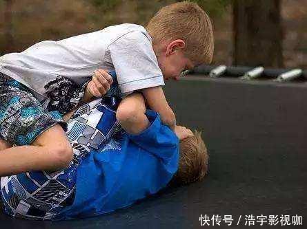 双胞胎|双胞胎兄弟分开养一个经常挨打一个从未挨打，18年后两种人生