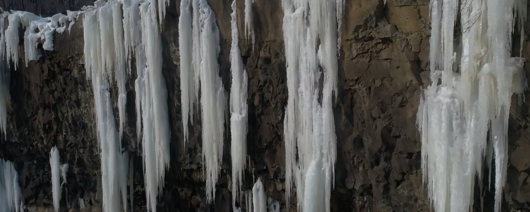 镜泊湖吊水楼瀑布现“百米冰瀑”壮观景象