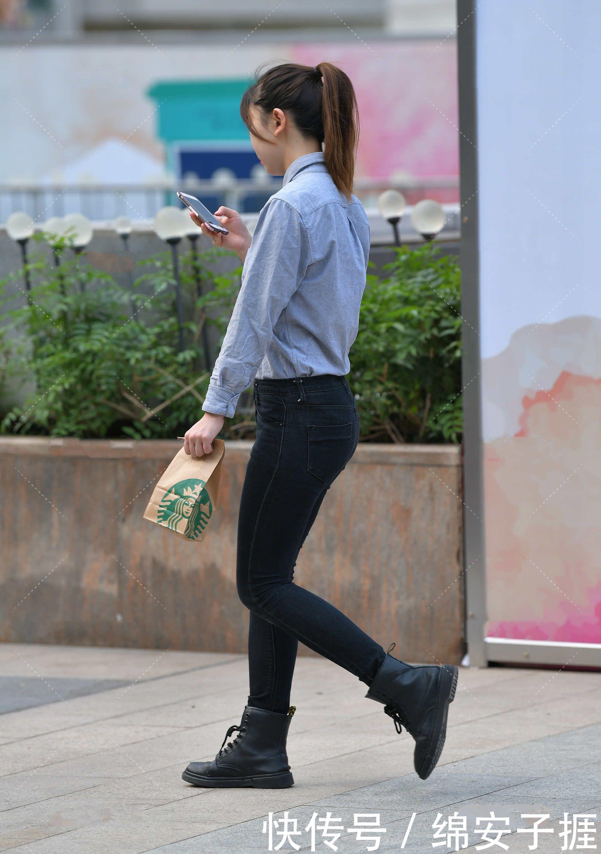 浅蓝色牛仔衬衫，干净利落，帅气洒脱