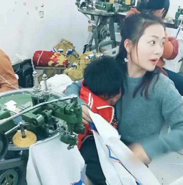 负责任|“最美厂花”火了,抱着熟睡的孩子坚持工作,网友泪目:让人心疼