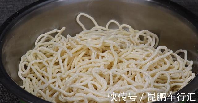 食用油|爱吃面条的收藏了，不用水煮，这做法不常见，保证吃一次忘不了