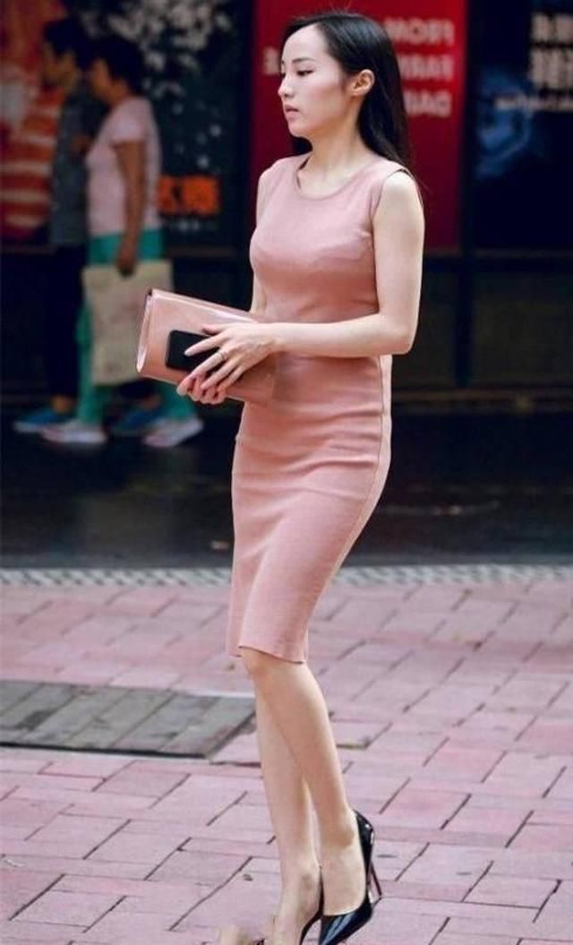 路人街拍，瞧，人家小姐姐这个身高，人家小姐姐这个纤细的腰身