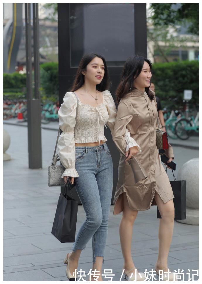 牛仔裤的个性感和清凉感, 加入了不规则的剪裁, 展现出了个性俏丽