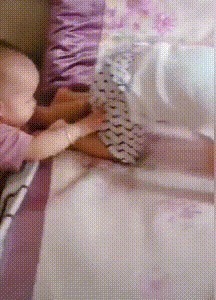 男宝|龙凤胎哥哥上不去床,妹妹在背后“助攻”,网友笑喷白当哥哥了