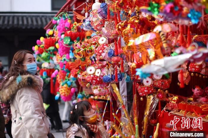 传统|南京传统手扎花灯扎堆上市“闹新春”