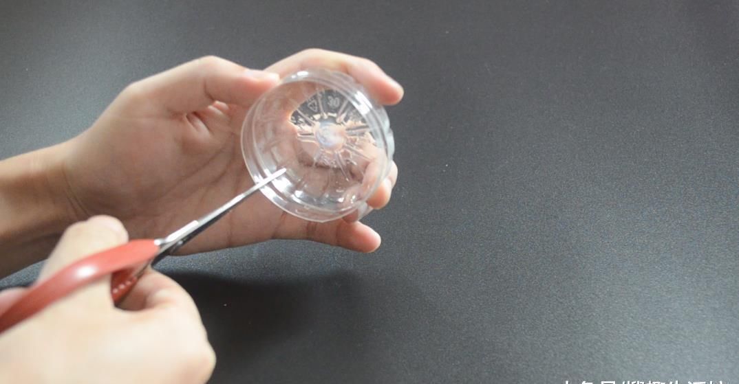 妙用|废弃的塑料瓶简单剪几刀, 放在家里有大用处, 看完你会感谢我的