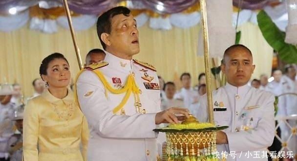 贵妃|苏提达穿娃娃领套装亮相！戴四串珍珠项链和粉宝石胸针向贵妃出招