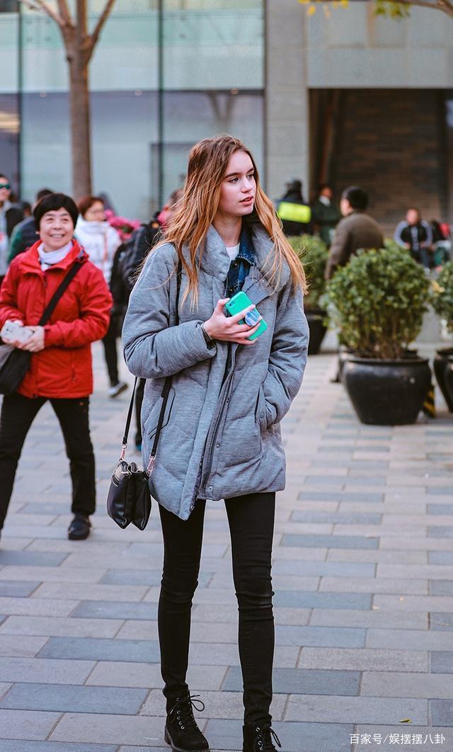 泪水|街拍美女曾试着忘记,却发现凝结泪水的双眸,竟成了思念的窗口