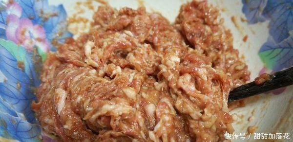 今天用萝卜来做个馅饼,外酥里嫩,鲜嫩多汁,一顿能吃4个