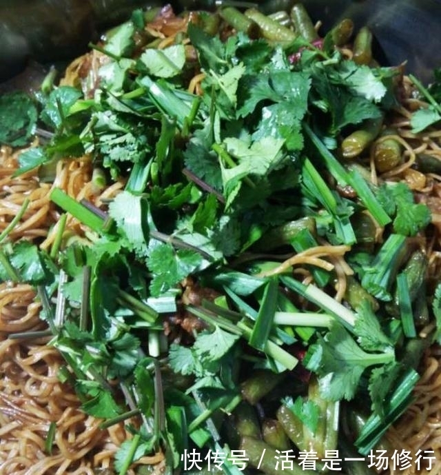 面食|老妈的焖面做成这样,香的流口水,一人一碗不够吃