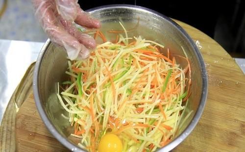 土豆丝别炒着吃了！加2个鸡蛋，10分钟解决全家人早餐，太香了