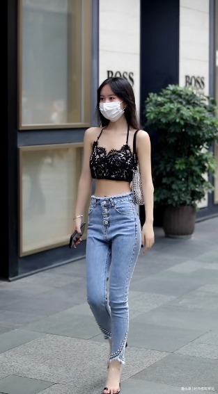 穿黑色吊带的小姐姐,简洁穿搭衬托独特气质,尽显女人味