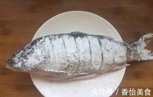 无论煎什么鱼，直接下锅大错特错，少了这1步，鱼肉不鲜，腥味浓