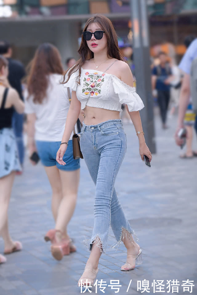 搭配|街拍美女:这位“牛仔多肉”火了!搭配酷酷黑超,小姐姐太潮了吧。