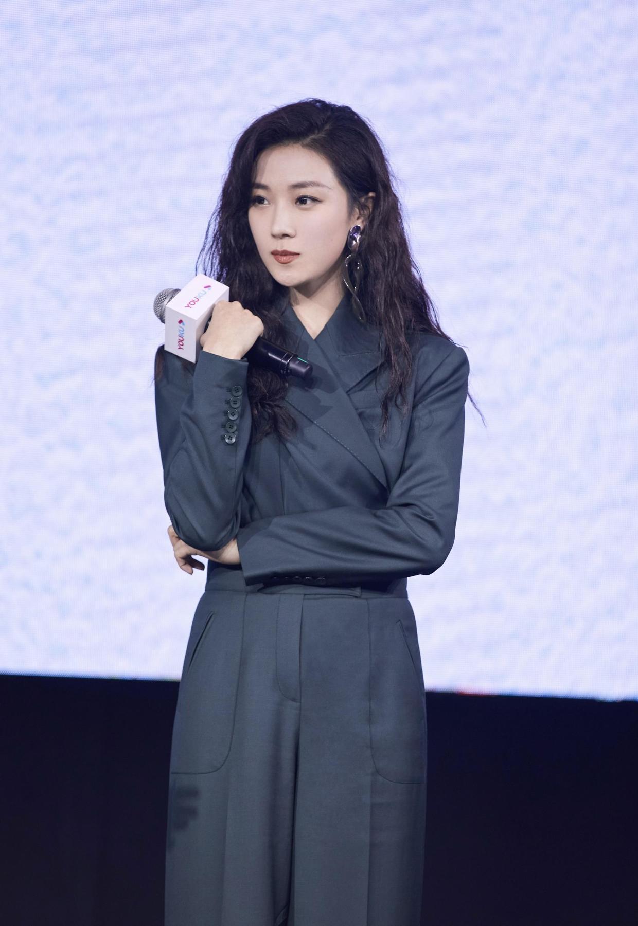 裙摆|菅纫姿有颜有腰又会穿，一袭黑白拼接礼服华丽高贵，美得惊艳