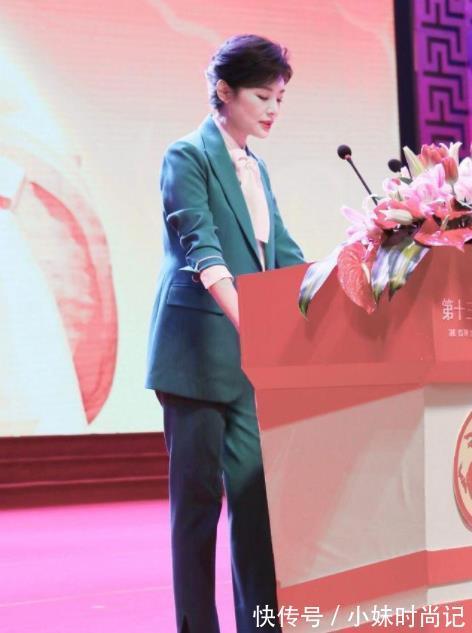 西装套装 周涛白色西装套装现身活动,时髦优雅气质出众,主持人气场就是强