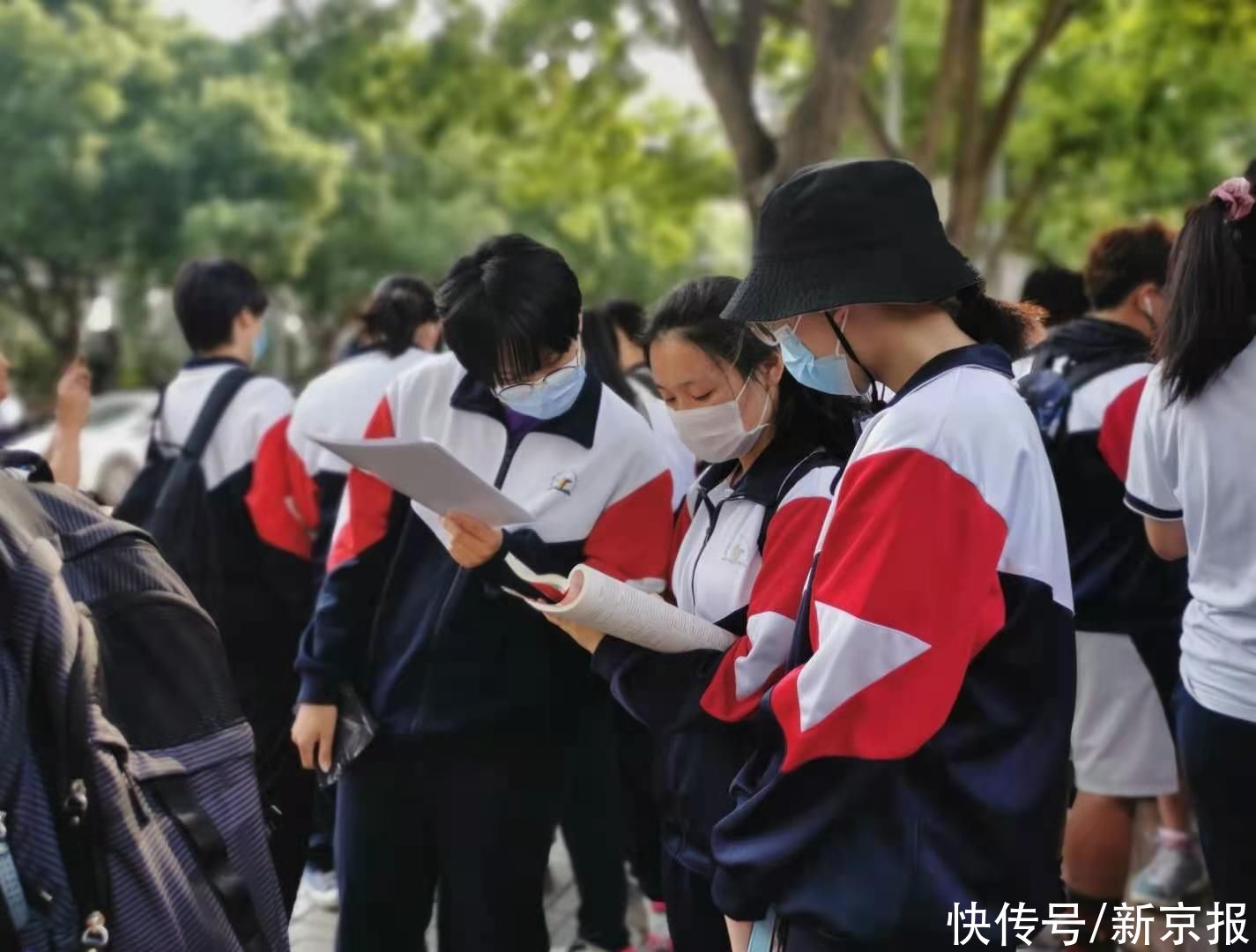 东直门中学|北京高考首日，东直门中学考点学生有序测温入场、家长隔街送考