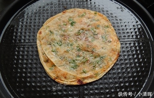 葱油饼|饺子皮买多了？做成它，金黄酥脆，层次分明，刚出锅就被抢光了