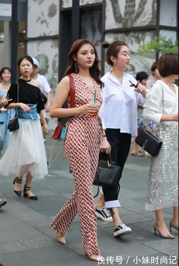 风景线|街拍路人,简约时尚的穿搭,让你走到哪里都是一道亮丽的风景线