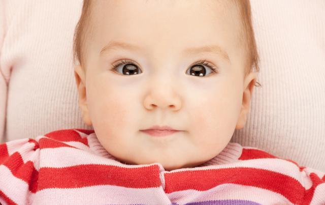 嫌弃|“黑脸宝宝”走红,出生后被全家嫌弃太丑,2个月后却逆袭成“团宠”