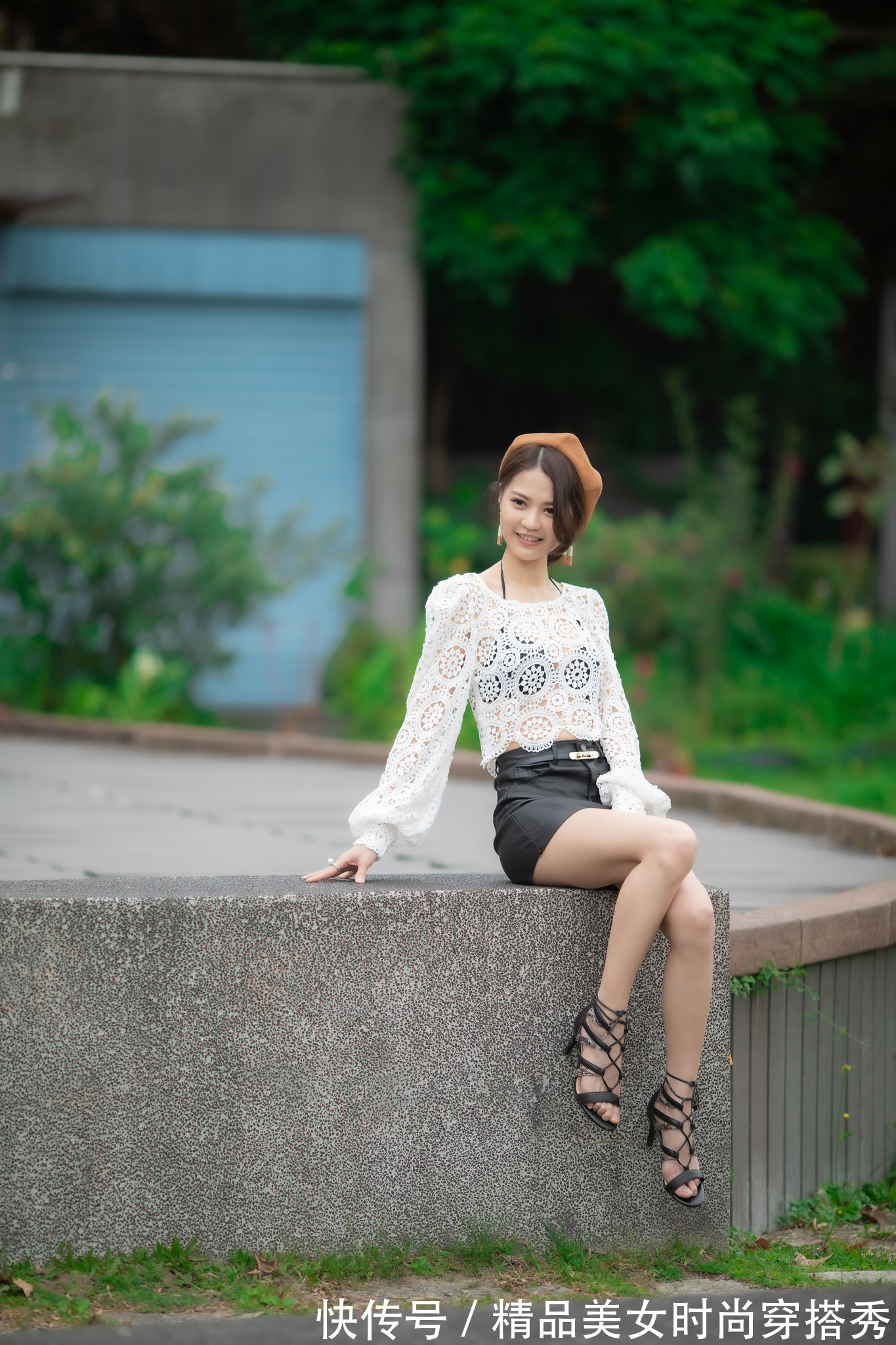短裤裙|白色钩花蕾丝罩衫搭配西装短裤裙,惊艳绝伦,诠释靓女风韵