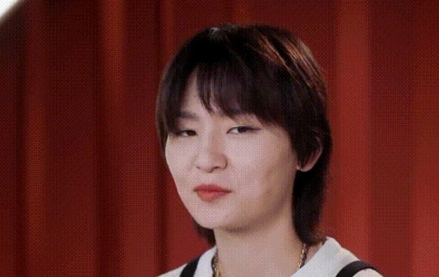 董洁被淘汰以后满眼噙着泪，表达着对《浪姐2》舞台的眷恋与不舍