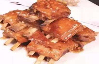 美食推荐煎汁羊排,大盘猪脚,胡萝卜炒海带丝,宫保鸡的做法