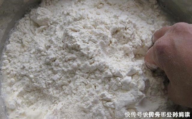 面粉|发面,直接加酵母粉是外行,学会这样做,面发得又快又好