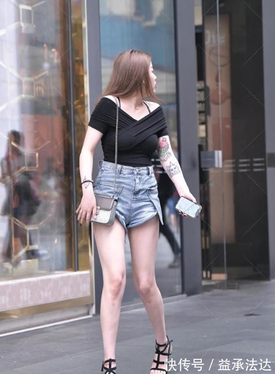 造型 邻家姐姐造型“不一般”,两条抹布从腰缠到肩膀,腿长就是任性!