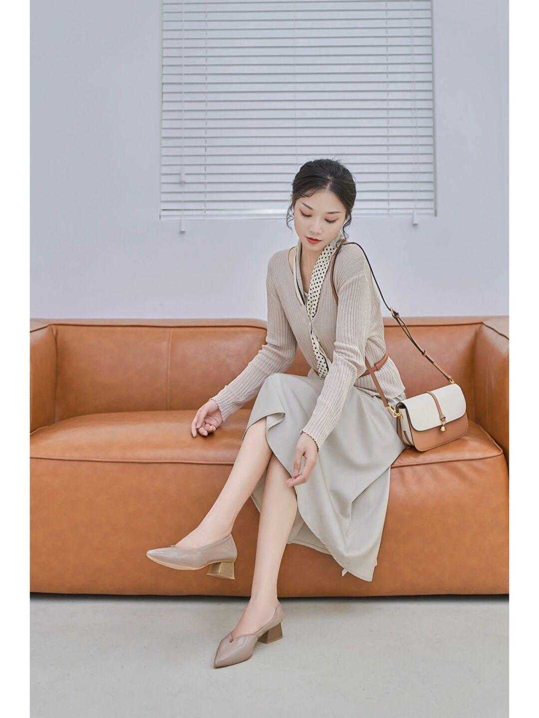 高跟鞋|无针织衫不秋天，这样简约又减龄，仿佛回到了青春活力，太好看了
