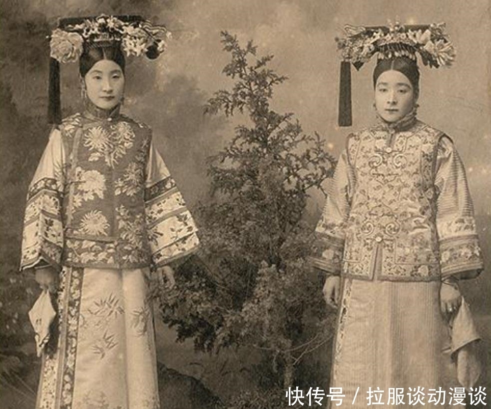 李莲英|老照片:身穿袈裟的李莲英,慈禧西逃回京被偷拍,还向洋人挥手帕