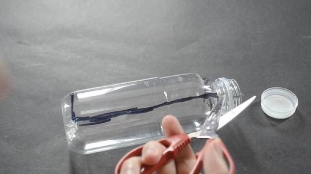 塑料瓶别再扔了,改造一下,粘在厨房里有大用处,省钱又实用