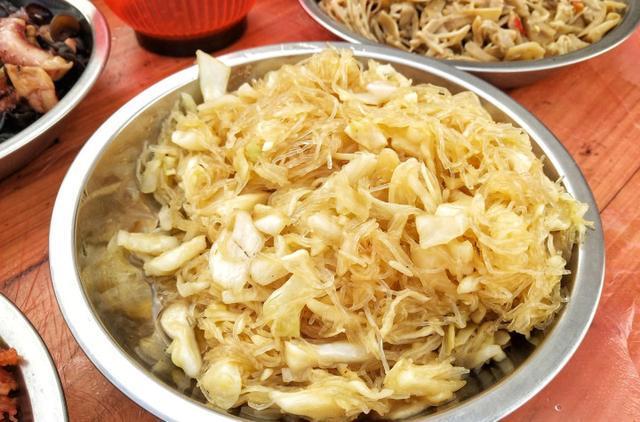 同事农村办婚宴随了500份子钱,饭菜一上桌,看得我不想动筷子