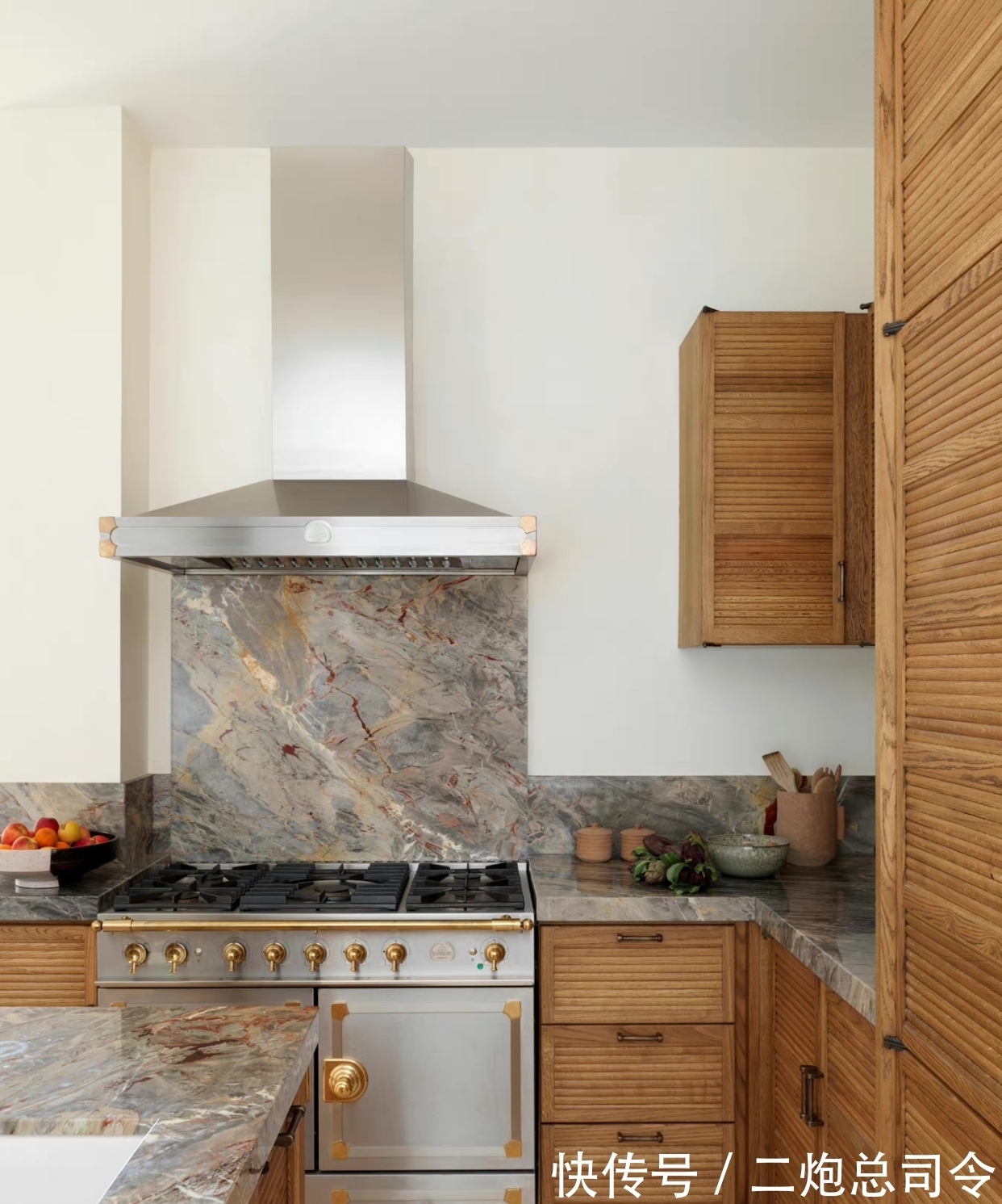 米色|复古大胆的巴黎公寓,多彩色调和个性张扬的软装,每一件都想拥有