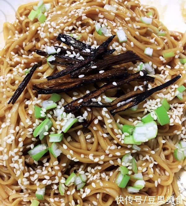 香喷喷的葱油拌面这样做实在太美味，碗盘都要舔干净