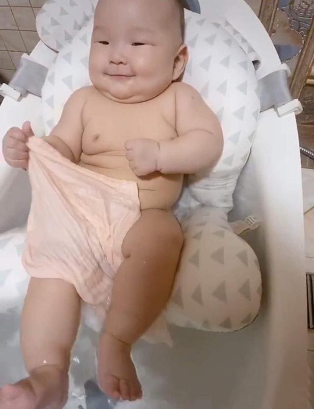 二郎腿|“最有范儿宝宝”火了,洗澡的时候翘着二郎腿,从容等待妈妈伺候