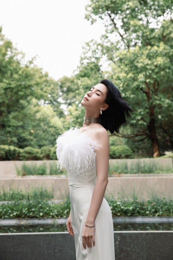 连体裤|何超莲穿衣真“大胆”,丝巾直接当挂脖上衣性感迷人,又美出圈了