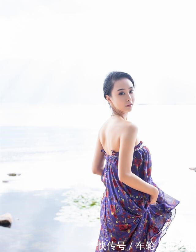 高跟鞋 清新淡雅却又不失性感迷人的度假风抹胸连衣裙