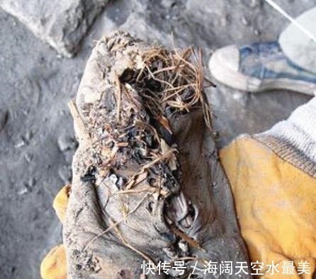 考古专家#亚美尼亚发现最古老的皮鞋,为何里面塞草,这是一种大智慧
