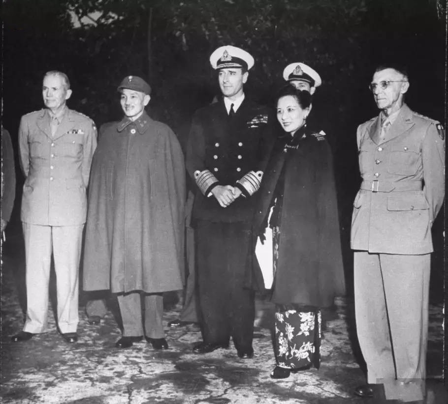 责骂|女婿上门来拜年,岳父当众责骂他没出息,后来女婿当上了军委主席