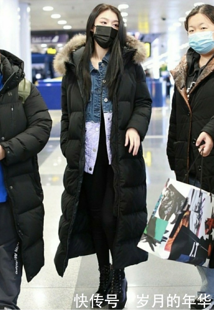 傅菁把长款羽绒服穿得时髦又不臃肿叠穿衬衣和毛衣,好看又保暖