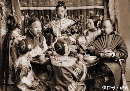  身怀绝技|晚清老照片青楼女子侧躺揽客，个个身怀绝技