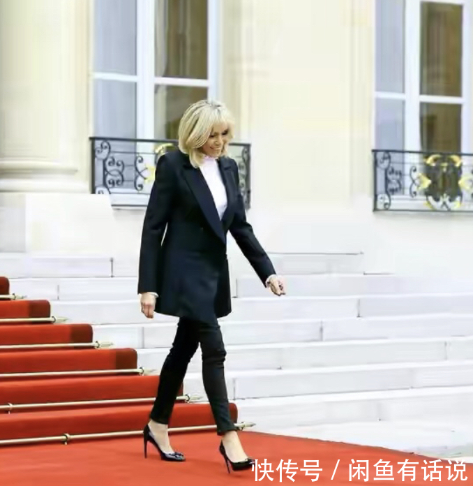 夫人|法国夫人终于换发型,扎小啾啾配西装好年轻,被老公全程牵着真甜